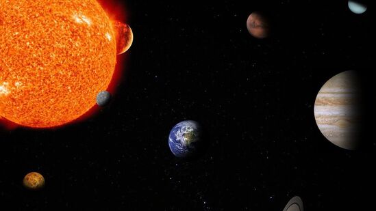 Sun Transit In Aquarius In Marathi : कुंभ संक्रांत हा सूर्य आणि शनिदेवाशी संबंधित सण आहे. कारण या दिवशी सूर्य शनीच्या कुंभ राशीत प्रवेश करतो. या दिवशी या दोन्ही ग्रहांशी संबंधित वस्तूंचे दान करावे. यामुळे शनीचा कोप दूर होतो असे सांगितले जाते.