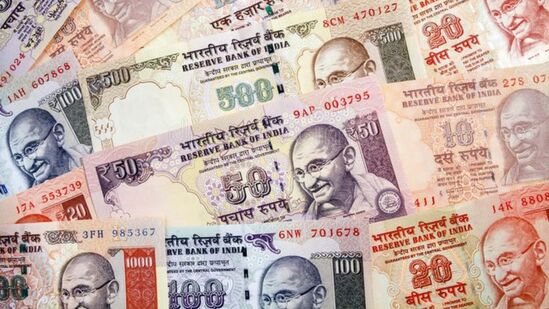 एका व्यक्तीला सापडली आजोबानं लपवून ठेवलेली ५०० रुपयांची जुनी नोट