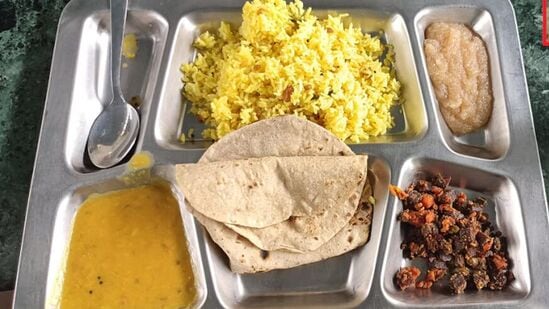 मेसमध्ये शिळ अन्न दिल्याने इंजिनिअरिंगच्या विद्यार्थ्यांना विषबाधा! वर्धा जिल्ह्यातील घटना