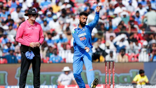 Ind vs Eng : चॅम्पियन्स ट्रॉफी संघात येताच मिस्ट्री स्पिनर प्लेइंग इलेव्हनबाहेर, वरुण चक्रवर्तीला नेमकं काय झालं?