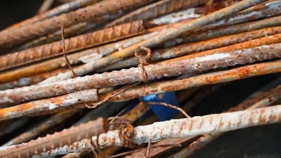 गंजलेले लोखंड -वास्तुमध्ये लोखंडाचा संबंध शनि ग्रहाशी असल्याचे मानले जाते. घरात गंजलेले लोखंड ठेवणे अशुभ मानले जाते. असे केल्याने मानसिक त्रास आणि नोकरीत समस्या निर्माण होतात असे मानले जाते. आर्थिक लाभाच्या मार्गात अडथळे येतील. गंजलेले लोखंड -वास्तुमध्ये लोखंडाचा संबंध शनि ग्रहाशी असल्याचे मानले जाते. घरात गंजलेले लोखंड ठेवणे अशुभ मानले जाते. असे केल्याने मानसिक त्रास आणि नोकरीत समस्या निर्माण होतात असे मानले जाते. आर्थिक लाभाच्या मार्गात अडथळे येतील.