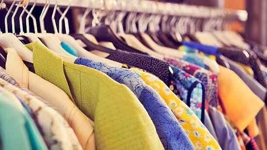 जुने कपडे -&nbsp;वास्तुशास्त्रानुसार, घरात फाटलेले आणि जुने कपडे ठेवणे अशुभ मानले जाते. असे केल्याने आर्थिक नुकसान होते असे मानले जाते. म्हणून, जे कपडे आवश्यक नाहीत ते गरीब किंवा गरजू व्यक्तीला दान करावेत.