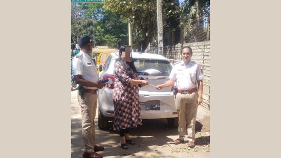 व्हायरल व्हिडिओ: गाडी चालवताना लॅपटॉपवर काम करणाऱ्या महिलेला पोलिसांनी ठोठावला दंड