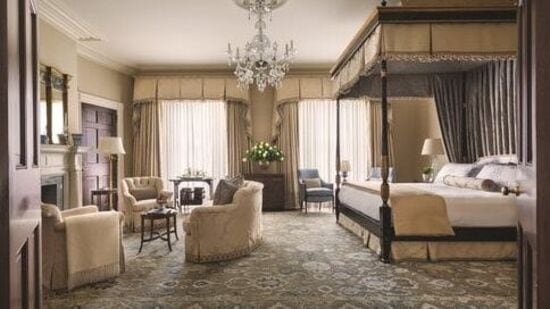 काय आहे खासियत? : प्रेसिडेंट गेस्ट हाऊस म्हणजेच ब्लेअर हाऊस हे जगातील सर्वात खास व सर्व सुविधांनी युक्त असे घर आहे. घर ७० हजार चौरस फूट जागेत पसरलेले आहे, ज्याला ४ टाउनहाऊस जोडण्यात आले आहे. या बंगल्यात तब्बल ११९ खोल्या आहेत ज्यात १४ अतिथी बेडरूम, ३५ बाथरूम, ३ मोठे जेवणाचे दालन आहेत. येथे लावण्यात आलेल्या छायाचित्रांमधून अमेरिकन इतिहास आणि कारागिरीचे दर्शन घडते. काय आहे खासियत? : प्रेसिडेंट गेस्ट हाऊस म्हणजेच ब्लेअर हाऊस हे जगातील सर्वात खास व सर्व सुविधांनी युक्त असे घर आहे. घर ७० हजार चौरस फूट जागेत पसरलेले आहे, ज्याला ४ टाउनहाऊस जोडण्यात आले आहे. या बंगल्यात तब्बल ११९ खोल्या आहेत ज्यात १४ अतिथी बेडरूम, ३५ बाथरूम, ३ मोठे जेवणाचे दालन आहेत. येथे लावण्यात आलेल्या छायाचित्रांमधून अमेरिकन इतिहास आणि कारागिरीचे दर्शन घडते.