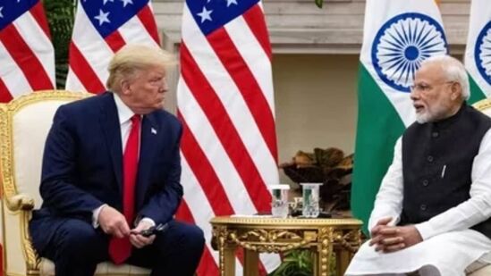 पंतप्रधान मोदी आणि राष्ट्राध्यक्ष ट्रम्प यांची भेट : या दौऱ्यात मोदी आणि ट्रम्प यांच्या भेटीत अनेक द्विपक्षीय मुद्द्यांवर चर्चा होण्याची अपेक्षा आहे. परराष्ट्र धोरणावर लक्ष ठेवणाऱ्या तज्ज्ञांनी असे सूचित केले आहे की काही संवेदनशील मुद्द्यांवरही चर्चा होऊ शकते. तथापि, मोदींच्या दौऱ्यातील अजेंडा काय असेल याबद्दल अद्याप कोणतेही अधिकृत विधान प्रसिद्ध करण्यात आलेले नाही. पंतप्रधान मोदी आणि राष्ट्राध्यक्ष ट्रम्प यांची भेट : या दौऱ्यात मोदी आणि ट्रम्प यांच्या भेटीत अनेक द्विपक्षीय मुद्द्यांवर चर्चा होण्याची अपेक्षा आहे. परराष्ट्र धोरणावर लक्ष ठेवणाऱ्या तज्ज्ञांनी असे सूचित केले आहे की काही संवेदनशील मुद्द्यांवरही चर्चा होऊ शकते. तथापि, मोदींच्या दौऱ्यातील अजेंडा काय असेल याबद्दल अद्याप कोणतेही अधिकृत विधान प्रसिद्ध करण्यात आलेले नाही. 