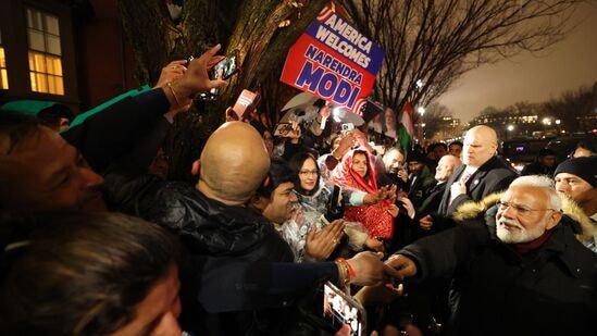 ही बैठक खास का आहे? : पंतप्रधान मोदींचा हा दौरा अशा वेळी होत आहे जेव्हा ट्रम्प २० जानेवारी रोजी पदभार स्वीकारल्यानंतर विविध देशांमधून आयात केलेल्या वस्तूंवर कर लादण्याची धमकी ट्रम्प यांनी दिली आहे. मोदींच्या भेटीपूर्वी, ५ फेब्रुवारी रोजी पंजाबमधील ३० जणांसह १०४ बेकायदेशीर भारतीय स्थलांतरितांना पुन्हा भारतात पाठवण्यात आले होते. ट्रम्प प्रशासनाने बेकायदेशीर स्थलांतरितांविरुद्धच्या कारवाईचा भाग म्हणून हद्दपार केलेल्या भारतीयांची ही पहिली खेप होती. तब्बल १८ हजार बेकायदेशीर भारतीयांना पुन्हा भारतात पाठवले जाणार आहे. ही बैठक खास का आहे? : पंतप्रधान मोदींचा हा दौरा अशा वेळी होत आहे जेव्हा ट्रम्प २० जानेवारी रोजी पदभार स्वीकारल्यानंतर विविध देशांमधून आयात केलेल्या वस्तूंवर कर लादण्याची धमकी ट्रम्प यांनी दिली आहे. मोदींच्या भेटीपूर्वी, ५ फेब्रुवारी रोजी पंजाबमधील ३० जणांसह १०४ बेकायदेशीर भारतीय स्थलांतरितांना पुन्हा भारतात पाठवण्यात आले होते. ट्रम्प प्रशासनाने बेकायदेशीर स्थलांतरितांविरुद्धच्या कारवाईचा भाग म्हणून हद्दपार केलेल्या भारतीयांची ही पहिली खेप होती. तब्बल १८ हजार बेकायदेशीर भारतीयांना पुन्हा भारतात पाठवले जाणार आहे. 