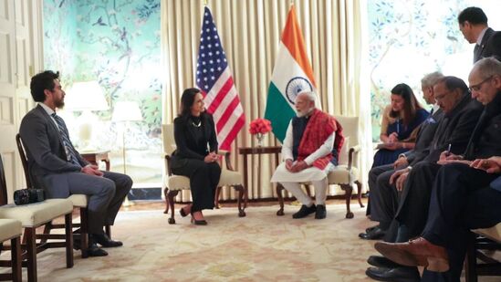 भारतीय वंशाच्या तुलसी गॅबार्ड यांची मोदी यांनी घेतली भेट : पंतप्रधान मोदी यांनी नुकतीच भारतीय वंशाच्या तुलसी गॅबार्ड यांची भेट घेतली आहे. विशेष म्हणजे बुधवारी अमेरिकन सिनेटने राष्ट्राध्यक्ष ट्रम्प यांच्या प्रशासनात राष्ट्रीय गुप्तचर संचालक पदावर गॅबार्ड यांच्या नियुक्तीला मान्यता दिली. गॅबार्ड ही माजी लष्करी कर्मचारी आहे आणि डेमोक्रॅटिक पक्षाकडून काँग्रेस (अमेरिकन संसद) सदस्य आहे. सिनेटने ५२ विरुद्ध ४८ अशा मतांनी त्यांची नियुक्ती मंजूर केली. भारतीय वंशाच्या तुलसी गॅबार्ड यांची मोदी यांनी घेतली भेट : पंतप्रधान मोदी यांनी नुकतीच भारतीय वंशाच्या तुलसी गॅबार्ड यांची भेट घेतली आहे. विशेष म्हणजे बुधवारी अमेरिकन सिनेटने राष्ट्राध्यक्ष ट्रम्प यांच्या प्रशासनात राष्ट्रीय गुप्तचर संचालक पदावर गॅबार्ड यांच्या नियुक्तीला मान्यता दिली. गॅबार्ड ही माजी लष्करी कर्मचारी आहे आणि डेमोक्रॅटिक पक्षाकडून काँग्रेस (अमेरिकन संसद) सदस्य आहे. सिनेटने ५२ विरुद्ध ४८ अशा मतांनी त्यांची नियुक्ती मंजूर केली.