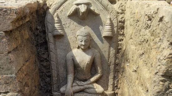 आत्मविजय - ‘जीवनात हजारो युद्धं जिंकण्याहून चांगले आहे स्वत:वर विजय प्राप्त करणे. मग विजय कायम तुमचाच असेल, हा विजय तुमच्याकडून कोणीही हिरावून घेऊ शकणार नाही.’