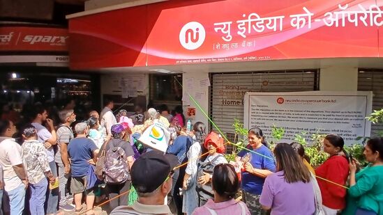 न्यू इंडिया को-ऑपरेटिव्ह बँकेबाहेर खातेधारांच्या रांगा,