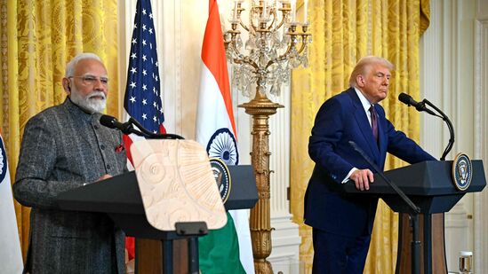 पंतप्रधान मोदींच  ट्रम्प यांनी केलं जंगी स्वागत! F-35 स्टील्थ फायटर, तहव्वूर राणाचे प्रत्यार्पणासह ‘या’ मुद्यांवर चर्चा 