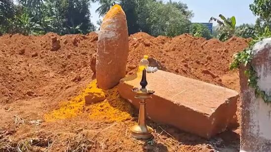 चर्च परिसरात खोदकाम केल्यानंतर शिवलिंग व मंदिराचे भग्न अवशेष सापडले आहेत.