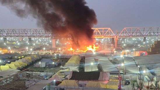 महाकुंभमध्ये तिसऱ्यांदा आगीची घटना महाकुंभमध्ये तिसऱ्यांदा आगीची घटना