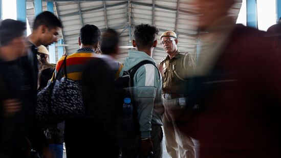 नवी दिल्ली रेल्वे स्थानकावर पोलिस तैनातहे चित्र नवी दिल्ली रेल्वे स्थानकाच्या एस्केलेटरजवळचे आहे जिथे पोलिस उभे आहेत. चेंगराचेंगरीच्या बातमीने प्रवासी चिंतेत आहेत आणि माहिती गोळा करत आहेत. चेंगराचेंगरीच्या चौकशीसाठी एक समिती स्थापन करण्यात आली आहे, त्यातील दोन सदस्यांची नावे जाहीर करण्यात आली आहेत.