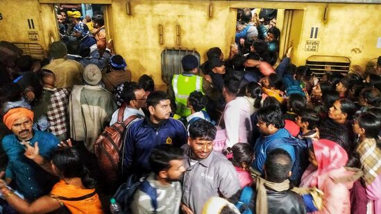 नवी दिल्ली रेल्वे स्थानकावर भीषण दुर्घटना! चेंगराचेंगरीत १८ जणांचा मृत्यू, अनेक प्रवासी जखमी