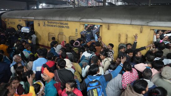 रेल्वेची ‘ती’ एक घोषणा अन् होत्याचं नव्हतं झालं! अचानक गर्दी वाढल्यानं झाली चेंगराचेंगरी