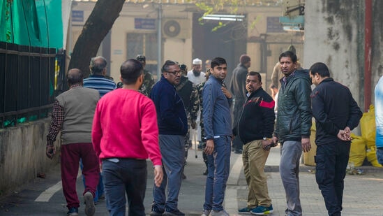 चेंगराचेंगरीत बाधित झालेल्यांचे कुटुंब चिंतेत आहेत. नवी दिल्लीतील एलएनजेपी रुग्णालयाच्या शवागाराबाहेरील हे छायाचित्र आहे. सूत्रांनी सांगितले की, गाड्या उशिराने धावत होत्या. याव्यतिरिक्त, दर तासाला १,५०० सामान्य तिकिटे विकली जात होती. यामुळे नवी दिल्ली रेल्वे स्थानकावर गोंधळाची परिस्थिती निर्माण झाली. मृत्युमुखी पडलेल्यांच्या नतेवाकांना १० लाख रुपयांची मदत दिली जाणार आहे.&nbsp;