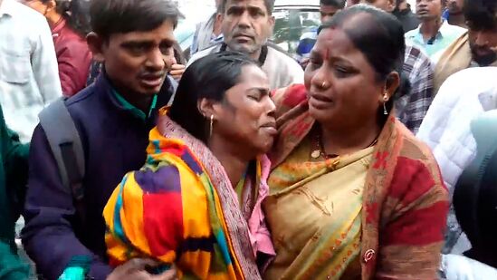 कुटुंबातील सदस्यांचे सांत्वन करत असतांना नातेवाईक &nbsp;:&nbsp;या घटनेत १८ जण ठार झाले. मृतांमध्ये सर्वाधिक बिहार येथील रहिवाशी आहेत. या घटनेत मृत्युमुखी पडलेल्यांचे नातेवाईक कुटुंबातील सदस्यांचे सांत्वन करत करत होते. उत्तर रेल्वेचे जनसंपर्क अधिकारी हिमांशू उपाध्याय यांनी सांगितले की, पाटणाला जाणारी मगध एक्सप्रेस प्लॅटफॉर्म क्रमांक १४ वर उभी होती. नवी दिल्ली-जम्मू उत्तर संपर्क क्रांती एक्सप्रेस प्लॅटफॉर्म क्रमांक १५ वर उभी होती. यादरम्यान चेंगराचेंगरी झाली.