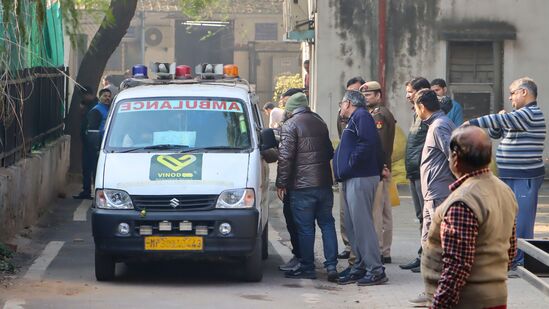 शवागाराजवळ उभी असलेली रुग्णवाहिका :&nbsp;हे नवी दिल्लीतील एलएनजेपी रुग्णालयाच्या शवागाराजवळचे हे छायाचित्र आहे. रुग्णवाहिका तिथे उभी आहे आणि पीडितांचे कुटुंब त्यांच्या प्रियजनांबद्दल जाणून घेण्याचा प्रयत्न करत आहेत. या घटनेत रेल्वे प्रशासनाने निष्काळजीपणा केल्याचा आरोप त्यांनी केला आहे.&nbsp;