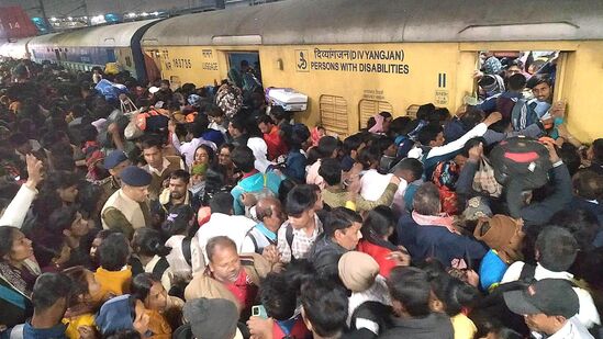 जास्त गर्दीमुळे झाली चेंगराचेंगरी :&nbsp;नवी दिल्ली रेल्वे स्थानकावर गर्दीमुळे चेंगराचेंगरी झाली. चौकशीसाठी स्थापन करण्यात आलेल्या समितीमध्ये उत्तर रेल्वेचे प्रधान मुख्य व्यावसायिक व्यवस्थापक नरसिंग देव आणि उत्तर रेल्वेचे प्रधान मुख्य सुरक्षा आयुक्त पंकज गंगवार यांचा समावेश आहे. समितीने चौकशी सुरू केली आहे आणि नवी दिल्ली रेल्वे स्थानकाचे सर्व व्हिडिओ फुटेज गोळा करण्याचे आदेश दिले आहेत.