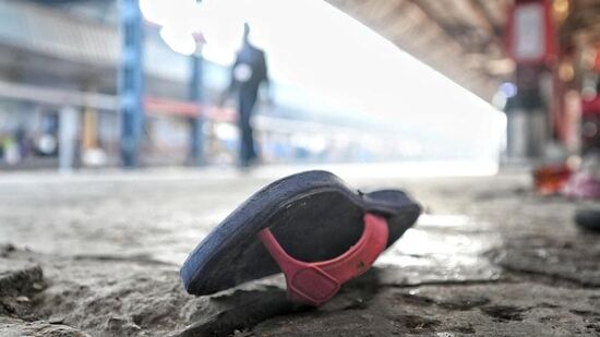 चेंगराचेंगरीनंतर रेल्वेस्थानकावर भयानक दृश्य :&nbsp;रेल्वे स्थानकाजवळ चेंगरांचेंगरी झाल्यावर पादचारी पुलावर चप्पलांचा आणि साहित्याचा खच पडला होता. चेंगराचेंगरीचे कारण सांगताना रेल्वे अधिकाऱ्याने सांगितले की, "काही लोक प्लॅटफॉर्म क्रमांक १४ आणि १५ कडे जाणाऱ्या पादचाऱ्या पुलावरून पायऱ्या उतरत असताना ते घसरले आणि इतर लोकांवर पडले."