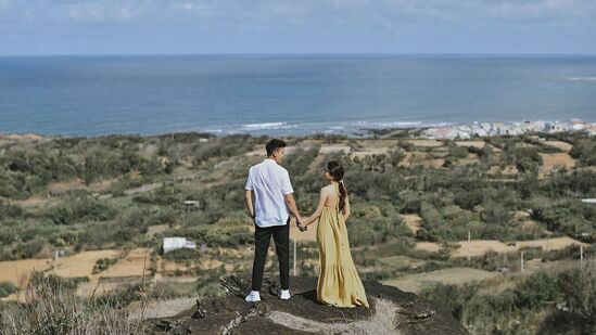 मेष :&nbsp;मेष राशीच्या लोकांसाठी हा आठवडा प्रेम संबंधातील अस्थिरतेने भरलेला असेल. आठवड्याच्या सुरुवातीला एखाद्या महिलेमुळे थोडी अस्वस्थता आणि त्रास होऊ शकतो. तथापि, आठवड्याच्या उत्तरार्धात परिस्थिती चांगली राहील आणि आपण आपल्या प्रेम जीवनात आनंदी वेळ घालवाल. आपण आपल्या प्रेम संबंधात व्यस्त असाल आणि आठवडा आपल्यासाठी रोमँटिक असेल. या आठवड्यात लव्ह लाईफबाबत कोणताही मोठा निर्णय घेणे टाळा. अन्यथा तुमच्या बाबतीत काहीतरी गडबड होऊ शकते.