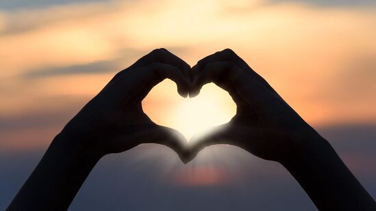 सिंह :&nbsp;सिंह राशीच्या लोकांसाठी आठवड्याची सुरुवात रोमान्सने भरलेली असेल आणि प्रेम संबंधांमध्ये जोडीदाराकडून पूर्ण सहकार्य मिळेल. प्रेम जीवनामध्ये शांतता राहील. जोडीदारासोबत तुमची जवळीक वाढेल आणि तुम्ही तुमच्या कुटुंबासोबत आनंद साजरा कराल. प्रेम संबंधांसाठी हा आठवडा चांगला राहील. जीवनात आनंदाचे अनुभव येतील आणि परस्पर प्रेम वाढेल. सप्ताहाच्या अखेरीस नवीन सुरुवात आनंद आणि प्रेमाचे आगमन घेऊन येईल.