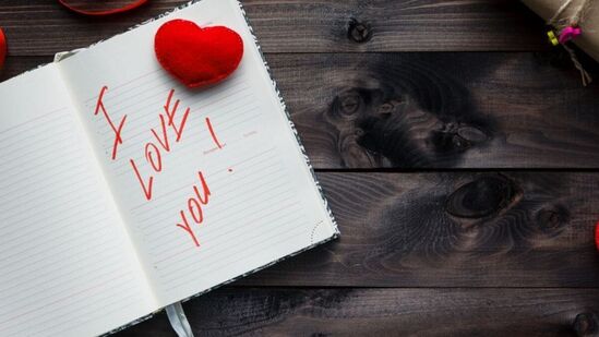 तूळ :&nbsp;तूळ राशीच्या लोकांसाठी प्रेमाच्या दृष्टीने हा आठवडा चांगला राहील. या आठवड्यात आपण आपल्या लव्ह लाईफवर लक्ष केंद्रित केले पाहिजे. तरच हळूहळू परिस्थिती सुधारेल. कोणत्याही बाहेरील व्यक्तीचा हस्तक्षेप आपल्यासाठी समस्या निर्माण करू शकतो. आठवड्याच्या अखेरीस एखाद्या वृद्ध व्यक्तीमुळे काही त्रास होऊ शकतो. धीर आणि नम्र राहा. या सप्ताहात प्रेमसंबंधात संयम बाळगण्याचा सल्ला दिला जातो. &nbsp;