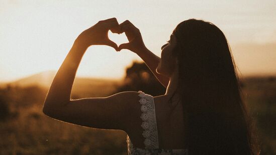 वृश्चिक :&nbsp;वृश्चिक राशीच्या लोकांसाठी प्रेमसंबंधांच्या दृष्टीने हा आठवडा उत्तम राहील. प्रेमसंबंध सुधारतील आणि लव्ह लाईफमध्ये सुखद अनुभव येतील. परंतु आठवड्याच्या अखेरीस अचानक आलेली एखादी बातमी तुम्हाला उदास आणि अस्वस्थ करू शकते. आठवड्याच्या शेवटी लव्ह लाईफमध्ये अडचणी येतील. या आठवड्यात प्रेमाच्या बाबतीत कोणताही मोठा निर्णय घेऊ नका. या आठवड्यात आपण या बाबतीत अनुभवी लोकांशी बोलले पाहिजे आणि आपल्याला राग टाळण्याचा सल्ला दिला जातो. अन्यथा लव्ह लाईफमध्ये काही समस्यांना सामोरे जावे लागेल.