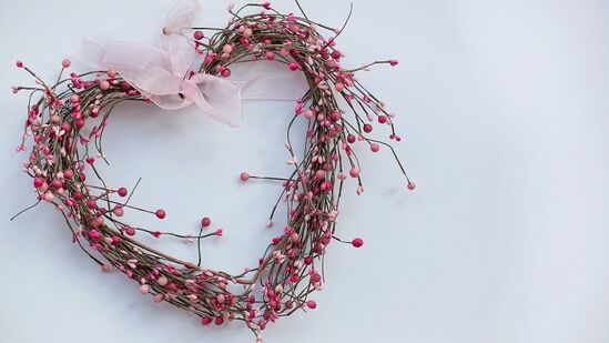 कुंभ :&nbsp;कुंभ राशीच्या व्यक्तींचे प्रेमसंबंध वाढतील आणि त्यांना सुखद अनुभव येतील. सप्ताहाच्या उत्तरार्धात परस्पर समजूतदारपणाही वाढेल आणि प्रेम जीवनात सुख-समृद्धी येईल. हा आठवडा चांगला जाईल आणि लव्ह लाईफ रोमँटिक असेल. प्रेमाबद्दल बोलायचे झाले तर दुसऱ्या कोणाशीही बोलू नका आणि आपल्या कामावर लक्ष केंद्रित करा. या आठवड्यात तुम्ही तुमच्या जोडीदारासोबत कुठेतरी बाहेर जाण्याचा बेत आखू शकता. प्रेम संबंधांच्या बाबतीत हा आठवडा तुमच्यासाठी खूप आनंदाचा असेल आणि आपल्या प्रेम जीवनात आपल्याला अनेक सुखद भावना प्राप्त होतील.