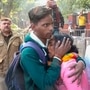 <p><strong>नातेवाईकांना गमावल्यानंतर शोक करणारे प्रवासी : &nbsp;</strong>शनिवारी रात्री उशिरा नवी दिल्ली रेल्वे स्थानकावर चेंगराचेंगरी झाली. या अपघातात १८ जणांचा मृत्यू झाला. प्रयागराजला जाणाऱ्या ट्रेनमध्ये चढण्यासाठी प्लॅटफॉर्म क्रमांक १४ आणि १५ वर प्रवाशांची मोठी गर्दी जमली असताना चेंगराचेंगरी झाली.&nbsp;</p>
