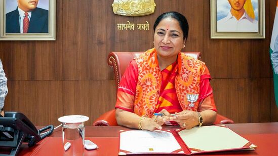 दिल्लीच्या मुख्यमंत्री रेखा गुप्ता यांना किती पगार मिळणार? घरासह या सुविधा देखील मिळणार, वाचा