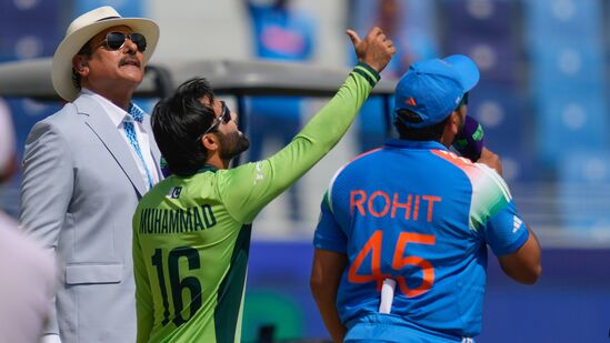 IND vs PAK : भारताची प्रथम गोलंदाजी, पाकिस्तानच्या प्लेइंग इलेव्हनमध्ये मोठा बदल, पाहा IND vs PAK : भारताची प्रथम गोलंदाजी, पाकिस्तानच्या प्लेइंग इलेव्हनमध्ये मोठा बदल, पाहा