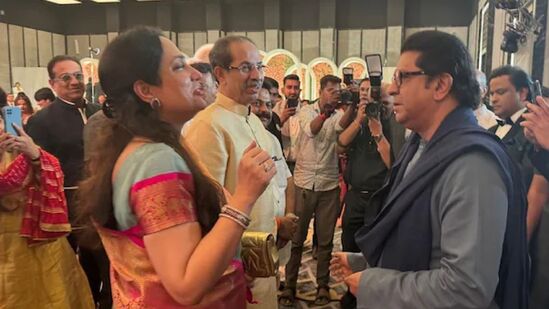 राज, उद्धव व रश्मी ठाकरे मनमोकळ्य गप्पा मारताना