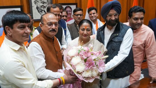 डॉ. आंबेडकर आणि भगतसिंग यांचे फोटो हटवल्याने दिल्लीत वादंग