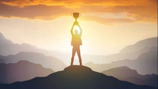 नोकरीत प्रगतीसाठी वास्तु उपाय -&nbsp;वास्तुशास्त्रानुसार, घराच्या नैऋत्य दिशेला गरुडाची छोटी मूर्ती ठेवणे खूप शुभ असते. असे केल्याने नोकरीत प्रगतीचे मार्ग खुले होतात असे मानले जाते.