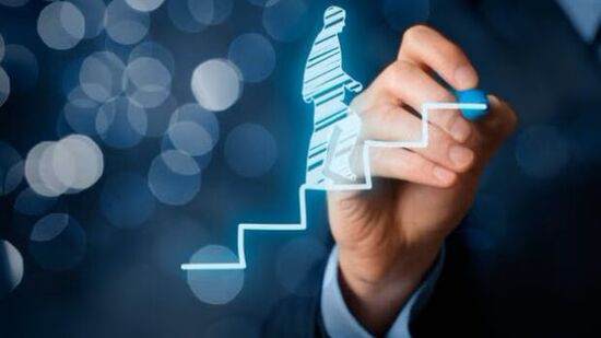 या दिशेला जड वस्तू ठेवू नका -&nbsp;वास्तुनुसार, नोकरीत प्रगतीसाठी घराच्या ईशान्य कोपऱ्यात जड वस्तू ठेवू नका. जर काही वस्तू असेल तर ती दक्षिण किंवा पश्चिम दिशेला हलवा.