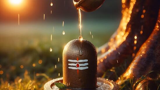 महाशिवरात्रीला आर्थिक लाभ मिळवण्यासाठी काय करावे? -&nbsp;वास्तुनुसार, शिवरात्रीच्या सकाळी गाईच्या दुधात साखरेचा रस आणि धागा टाकून शिवलिंगाला अर्पण करा. असे केल्याने आर्थिक लाभ होतो असे मानले जाते.