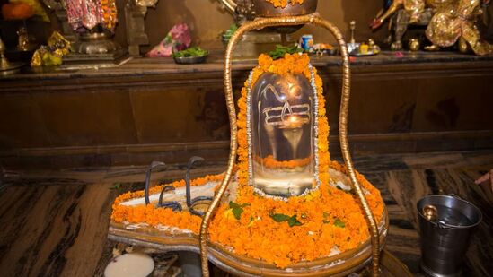 मुलांच्या शिक्षणासाठी &nbsp;-&nbsp;वास्तुशास्त्रानुसार, मुलांच्या चांगल्या शिक्षणासाठी, शिवलिंगाला लाल धागा स्पर्श करा आणि तो प्रार्थनेसह मुलाच्या मनगटाभोवती सात वेळा गुंडाळा आणि बांधा.