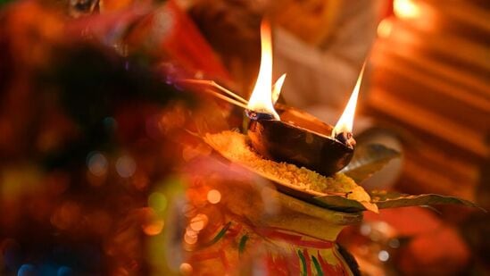 तांदळाचा कलश -&nbsp;यासाठी घराच्या ईशान्य कोपऱ्यात तांदळाने भरलेले चांदीचे भांडे ठेवणे शुभ आहे. याशिवाय, ब्रह्मस्थानावर हंसाचे चित्र लावणे चांगले आहे. असे म्हटले जाते की, यामुळे घरात नकारात्मक ऊर्जा येत नाही.