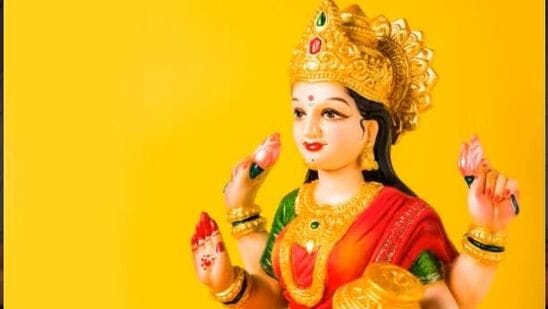 कर्जातून मुक्त होण्याचे मार्ग -&nbsp;कर्जामुळे व्यक्तीला मानसिक आणि शारीरिक समस्या निर्माण होतात. अनेक प्रयत्न करूनही कर्जातून मुक्तता होत नाही. कर्जाच्या वाढत्या दबावामुळे व्यक्तीला शारीरिक आणि मानसिक ताणतणावाचा सामना करावा लागतो. वास्तुतज्ज्ञ मुकुल रस्तोगी यांच्या मते, काही उपाय नियमितपणे केल्याने कर्जापासून मुक्तता मिळते. कर्जातून मुक्त होण्याचे मार्ग जाणून घ्या-