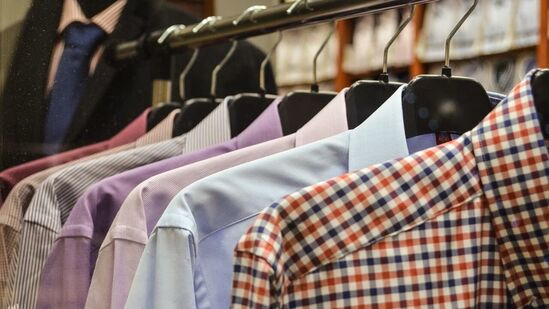 घाणेरडे कपडे कुठे ठेवावेत? - बेडरूममध्ये घाणेरडे आणि टाकाऊ कपडे ठेवू नका. असे म्हटले जाते की, यामुळे घरात नकारात्मकता वाढते. म्हणून, नेहमी घाणेरडे कपडे मशीनमध्ये ठेवा. त्याचप्रमाणे, बूट घराबाहेर ठेवा. तुम्ही स्वयंपाकघरात किमान एका वेळचे जेवण करावे आणि कधीही उष्टे अन्न असेच ठेवू नये. घाणेरडे कपडे कुठे ठेवावेत? - बेडरूममध्ये घाणेरडे आणि टाकाऊ कपडे ठेवू नका. असे म्हटले जाते की, यामुळे घरात नकारात्मकता वाढते. म्हणून, नेहमी घाणेरडे कपडे मशीनमध्ये ठेवा. त्याचप्रमाणे, बूट घराबाहेर ठेवा. तुम्ही स्वयंपाकघरात किमान एका वेळचे जेवण करावे आणि कधीही उष्टे अन्न असेच ठेवू नये.