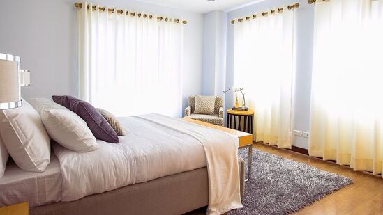 आठवड्यातून दोनदा बेडशीट बदला - आठवड्यातून किमान दोनदा तुमच्या बेडरूमच्या चादरी बदलण्याची खात्री करा. याशिवाय रात्री पाय धुवून झोपा. यामुळे तुम्ही दिवसाची सर्व नकारात्मकता धुवून टाकता. गुरुवारी कधीही कर्ज घेऊ नका अन्यथा ते परतफेड करण्यात अडचणी येऊ शकतात. आठवड्यातून दोनदा बेडशीट बदला - आठवड्यातून किमान दोनदा तुमच्या बेडरूमच्या चादरी बदलण्याची खात्री करा. याशिवाय रात्री पाय धुवून झोपा. यामुळे तुम्ही दिवसाची सर्व नकारात्मकता धुवून टाकता. गुरुवारी कधीही कर्ज घेऊ नका अन्यथा ते परतफेड करण्यात अडचणी येऊ शकतात.