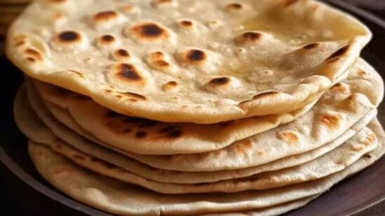 सकाळी गाईची भाकरी -तुम्ही दररोज सकाळी तीन चपात्या बनवाव्यात; एक गायीसाठी, एक कावळ्यासाठी आणि एक कुत्र्यासाठी. तुमच्या सोयीनुसार त्यांना शुद्ध भावाने आणि बाहेर कुठेही ठेवा. हे पूर्वीच्या काळात केले जात असे आणि लोकांच्या जीवनात आनंद आणि शांती असायची. सकाळी गाईची भाकरी -तुम्ही दररोज सकाळी तीन चपात्या बनवाव्यात; एक गायीसाठी, एक कावळ्यासाठी आणि एक कुत्र्यासाठी. तुमच्या सोयीनुसार त्यांना शुद्ध भावाने आणि बाहेर कुठेही ठेवा. हे पूर्वीच्या काळात केले जात असे आणि लोकांच्या जीवनात आनंद आणि शांती असायची.