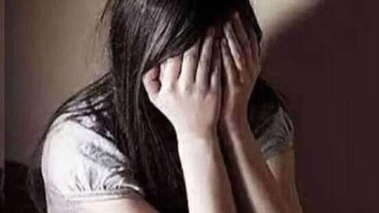क्रूरतेची परिसीमा!  अल्पवयीन मुलीवर सामूहिक बलात्कार, नराधमांनी शरीरावर असिड ओतले, जबरदस्तीने खाऊ घातले गोमांस