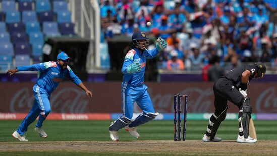 IND vs NZ : भारतीय फिरकीपटूंची दमदार कामगिरी, न्यूझीलंडला स्वस्तात रोखलं, जेतेपदासाठी किती धावांचं लक्ष्य? पाहा