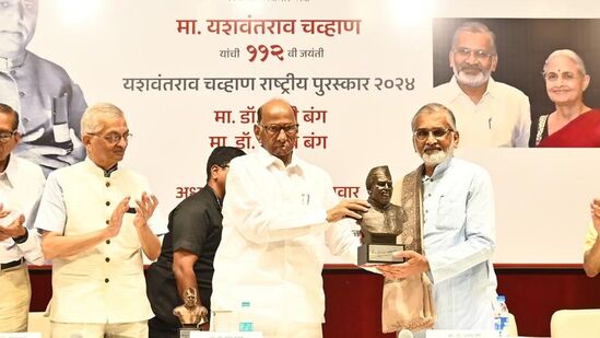 डॉ. अभय बंग आणि डॉ. राणी बंग 'यशवंतराव चव्हाण स्मृती पुरस्काराने' सन्मानित