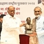 अभय बंग यांना यशवंतराव चव्हाण राष्ट्रीय पुरस्कार प्रदान करताना शरद पवार अभय बंग यांना यशवंतराव चव्हाण राष्ट्रीय पुरस्कार प्रदान करताना शरद पवार