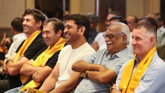 MS Dhoni : धोनी निवृत्त होणार नाही? आणखी ४ वर्षे खेळण्याचा प्लॅन! CSK च्या माजी खेळाडूनं स्पष्टच सांगितलं