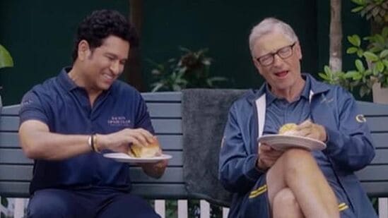 Bill Gates-Sachin : बिल गेट्स यांनी सचिनसोबत मारला 'वडा पाव'वर ताव, मुंबईतील व्हिडीओ व्हायरल