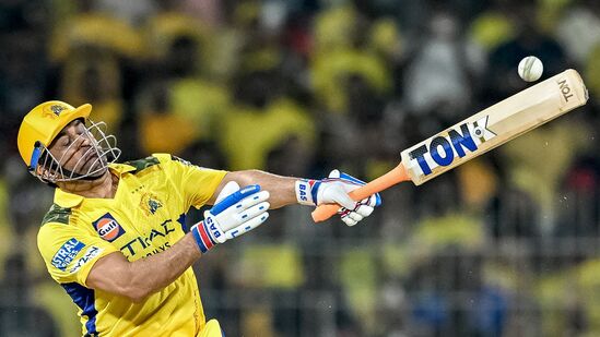 IPL Video : धोनीसमोरच 'RCB-RCB' च्या घोषणा, चाहत्यांनी चेपॉक स्टेडियम दणाणून सोडलं, व्हिडीओ पाहा